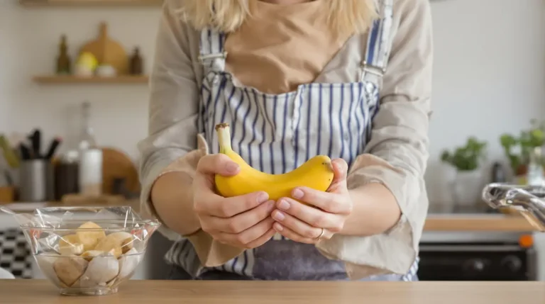 « Elles ne noircissent plus » : mon astuce toute simple pour garder vos bananes bien fraîches très longtemps « Elles ne noircissent plus » : mon astuce toute simple pour garder vos bananes bien fraîches très longtemps